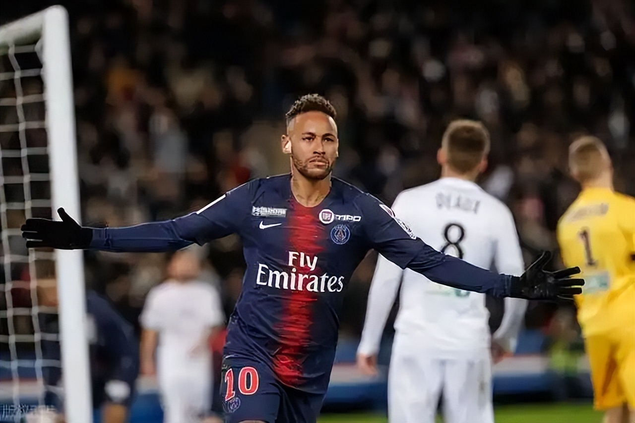 开云体育网址-内马尔重返赛场，比赛局势复杂首场状态出色，西班牙队观众沸腾！-开云体育网址